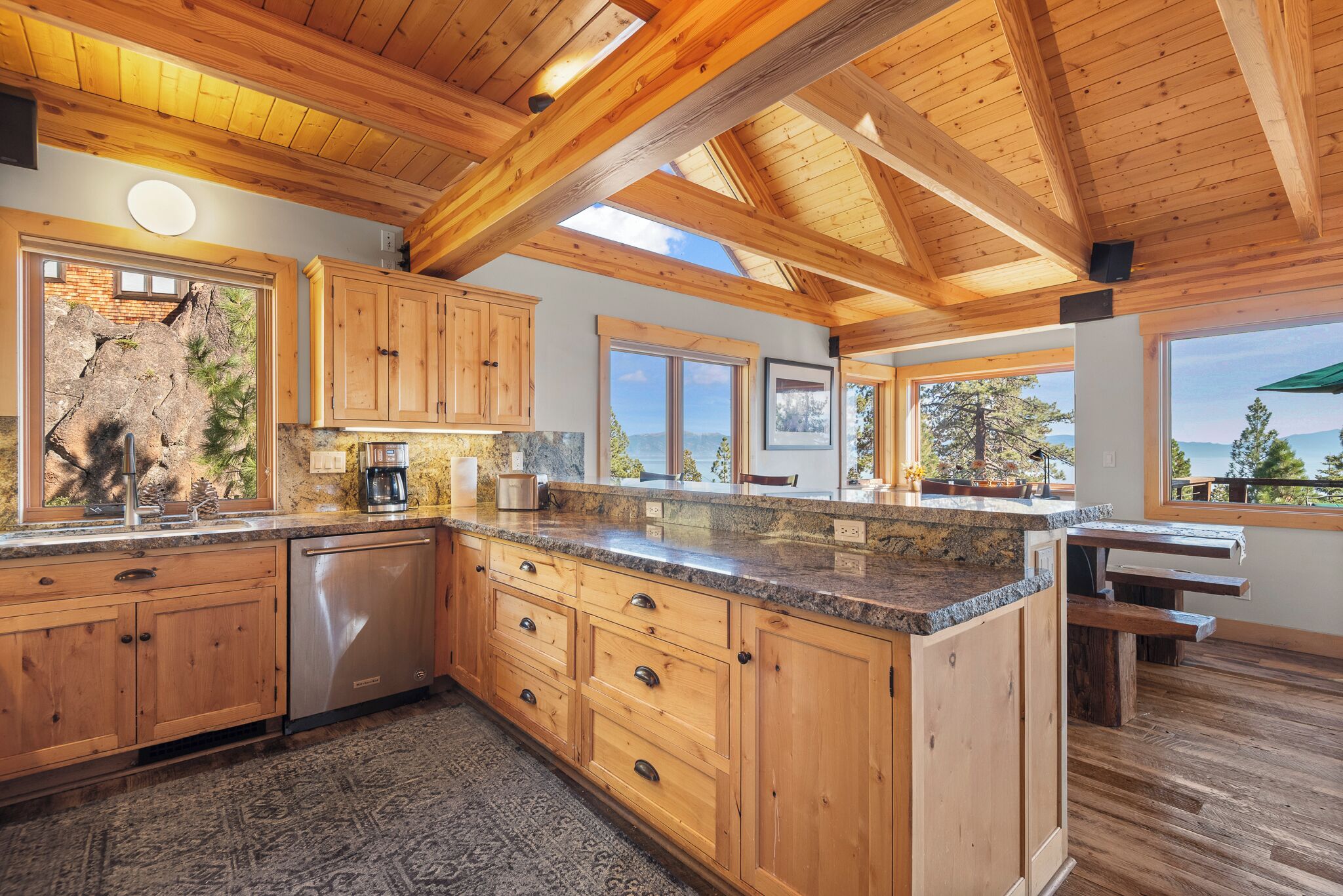 Kylskåp, mikrovågsugn, ugn och spishäll