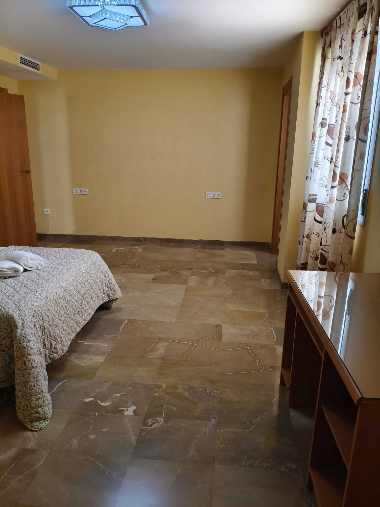 2 slaapkamers, reisbedje, internet, beddengoed