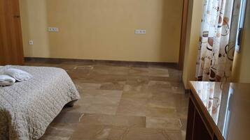 2 slaapkamers, reisbedje, internet, beddengoed