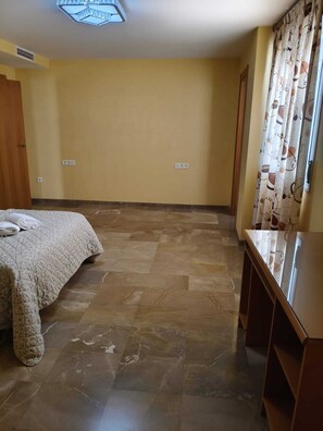 2 sovrum, resesäng, internet och sängkläder