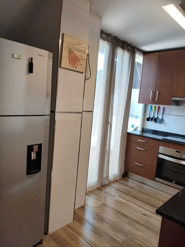 Frigorífico, microondas, horno y lavavajillas