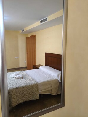 2 dormitorios, cuna de viaje, Internet y ropa de cama