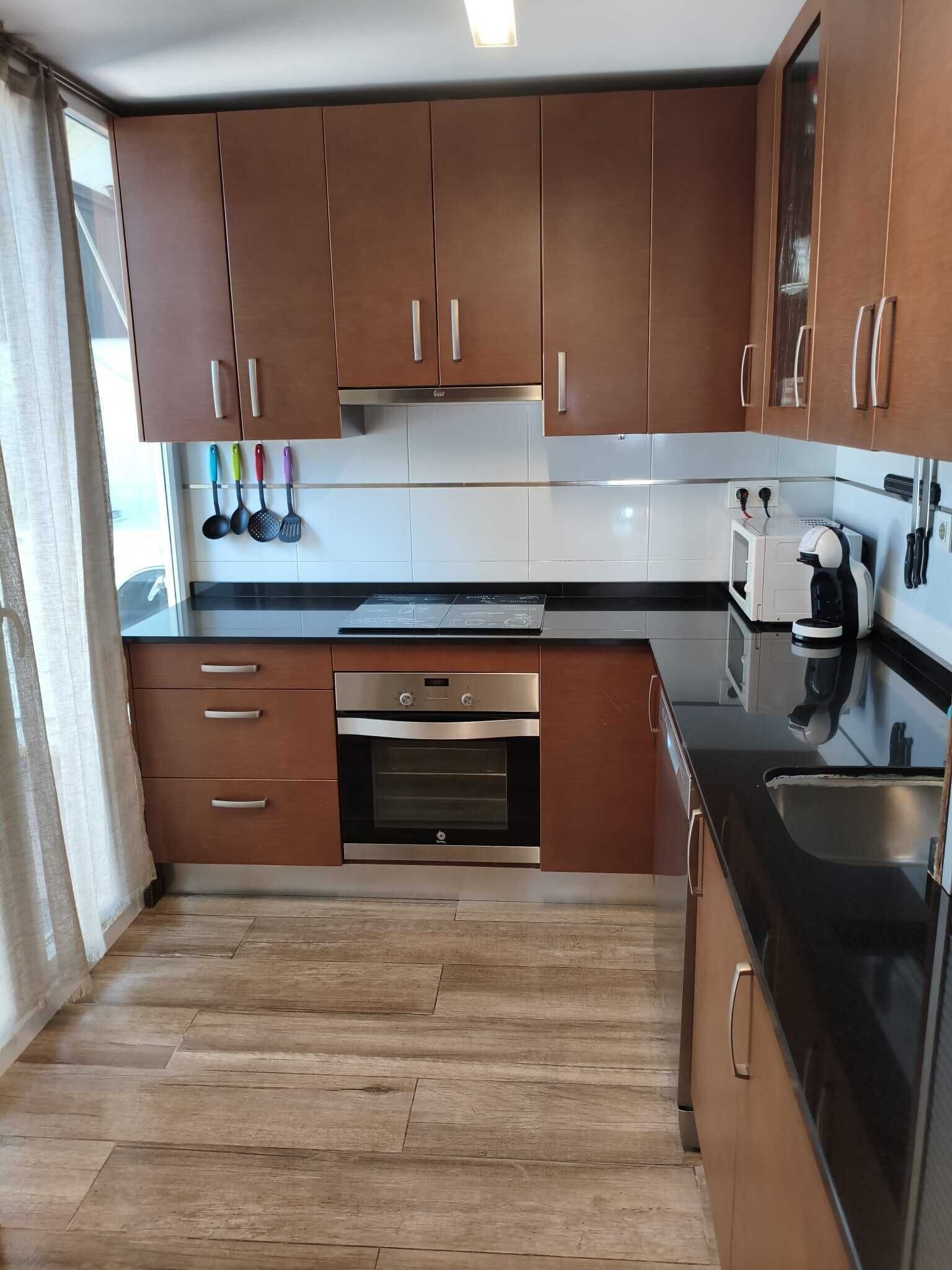 Een koelkast, een magnetron, een oven, een vaatwasser