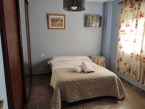2 bedrooms, travel crib, internet, bed sheets