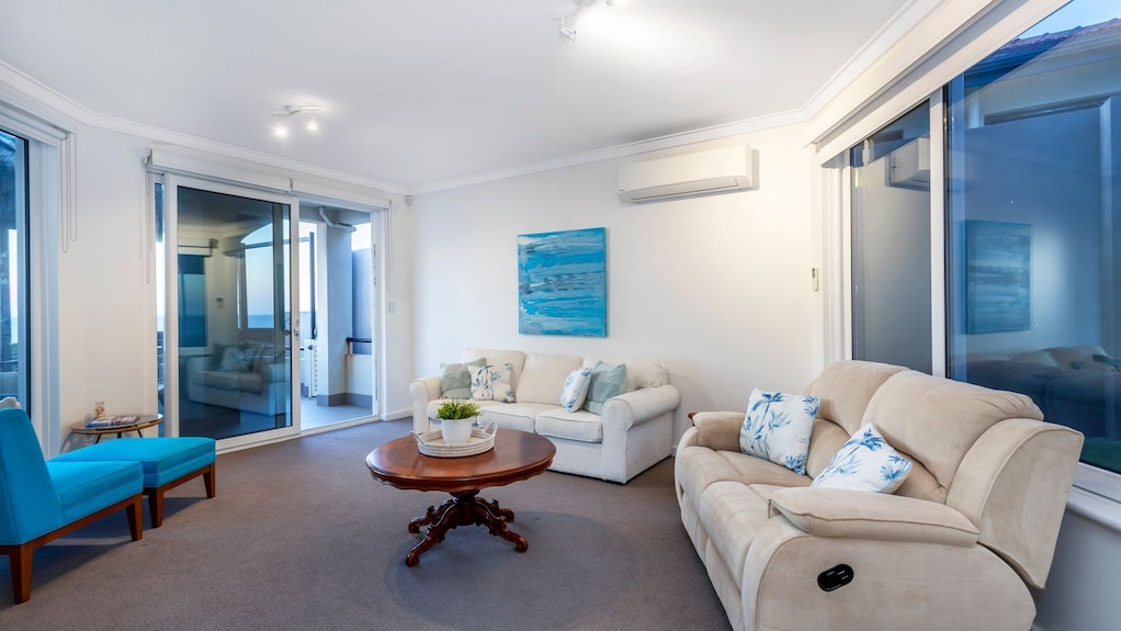 Trigg Coastal House - Beachfront Bliss With Sunset Views - Kingsley