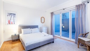 4 bedrooms, iron/ironing board, free WiFi, bed sheets - Trigg Coastal House - Beachfront Bliss with Sunset Views (Trigg)