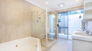 Shower, hair dryer, towels - Trigg Coastal House - Beachfront Bliss with Sunset Views (Trigg)