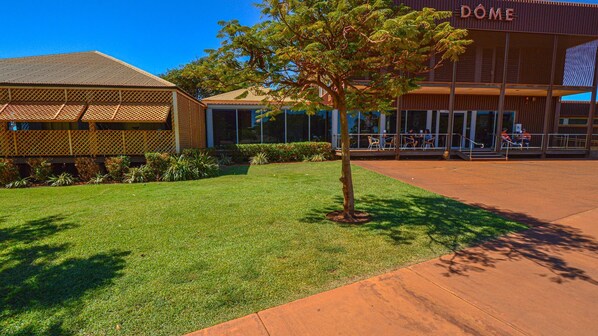 المنشأة من الخارج