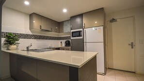 Réfrigérateur, micro-ondes, four, plaque de cuisson