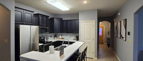 Mikrobølgeovn, ovn, kokeplater og oppvaskmaskin