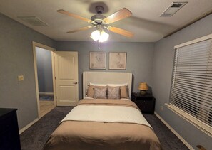 3 slaapkamers, een strijkplank/strijkijzer, gratis wifi, beddengoed