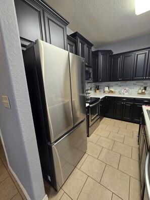 Mikrovågsugn, ugn, spishäll och diskmaskin