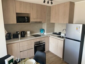 ثلاجة، ميكروويف، فرن، موقد طهي مسطح