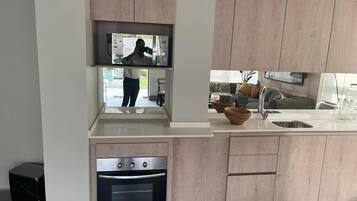 Kjøleskap, mikrobølgeovn, ovn og kokeplater