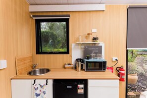 Geladeira, micro-ondas, cooktop, torradeira