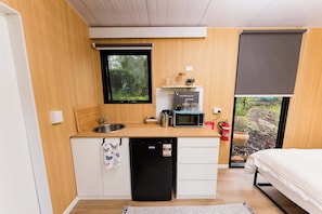 1 bedroom, WiFi, bed sheets - Tranquility Ranch by Tiny Away (Cedar Creek)