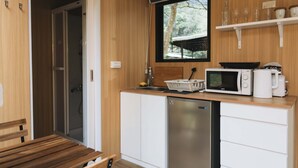 Frigorífic, microones, placa de cuina i bullidora elèctrica 
