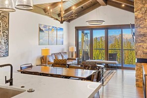 Televisie en een open haard