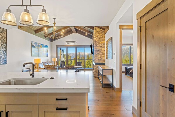 المنشأة من الداخل