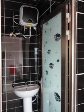 Room | Bathroom | Shower, free toiletries, towels, soap - promise arena apartments (Benin City)