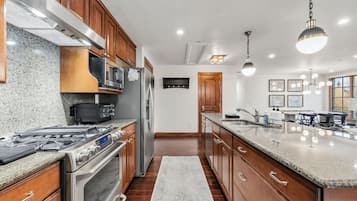 Fridge, microwave, stovetop, dishwasher