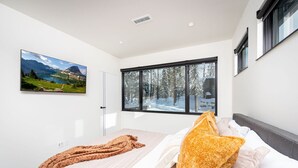 5 Schlafzimmer, Schreibtisch, Bügeleisen/Bügelbrett, Reisekinderbett