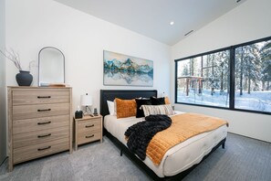 5 bedrooms, desk, iron/ironing board, travel cot