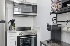 ثلاجة، ميكروويف، فرن، موقد طهي مسطح