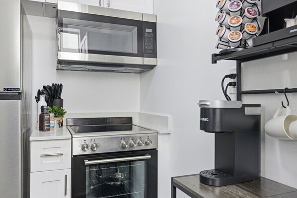 Kühlschrank, Mikrowelle, Ofen, Herdplatte