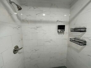 Douche, sèche-cheveux, serviettes fournies, savon