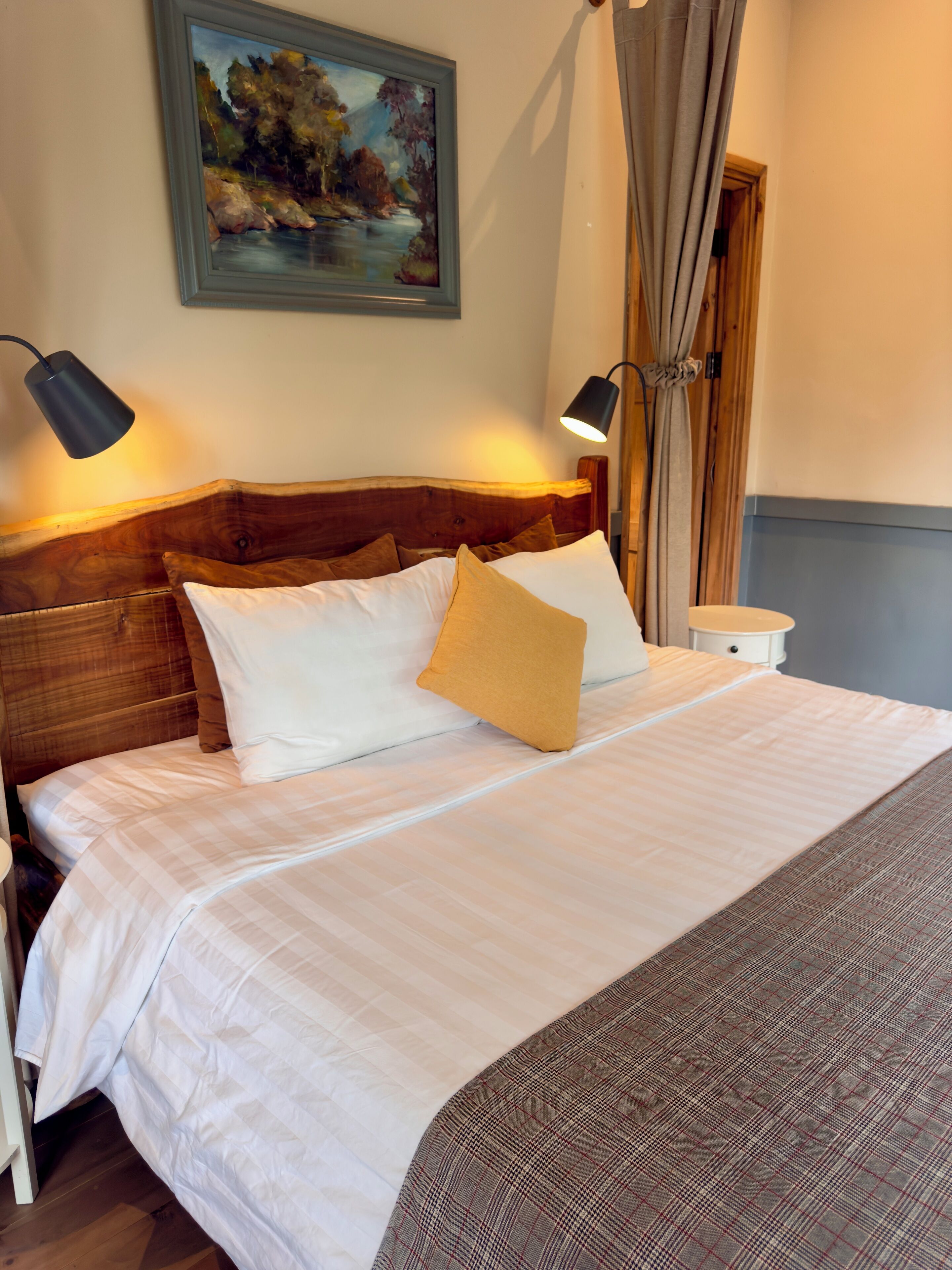 デラックス ダブルルーム キングベッド 1 台 プールビュー | セーフティボックス (室内)、遮光カーテン