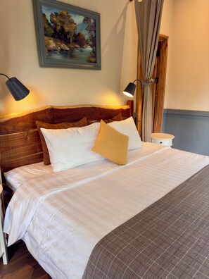 خزنة داخل الغرفة وستائر تعتيم