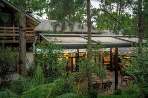 Serviço de café da manhã, local e internacional, vistas para o jardim 