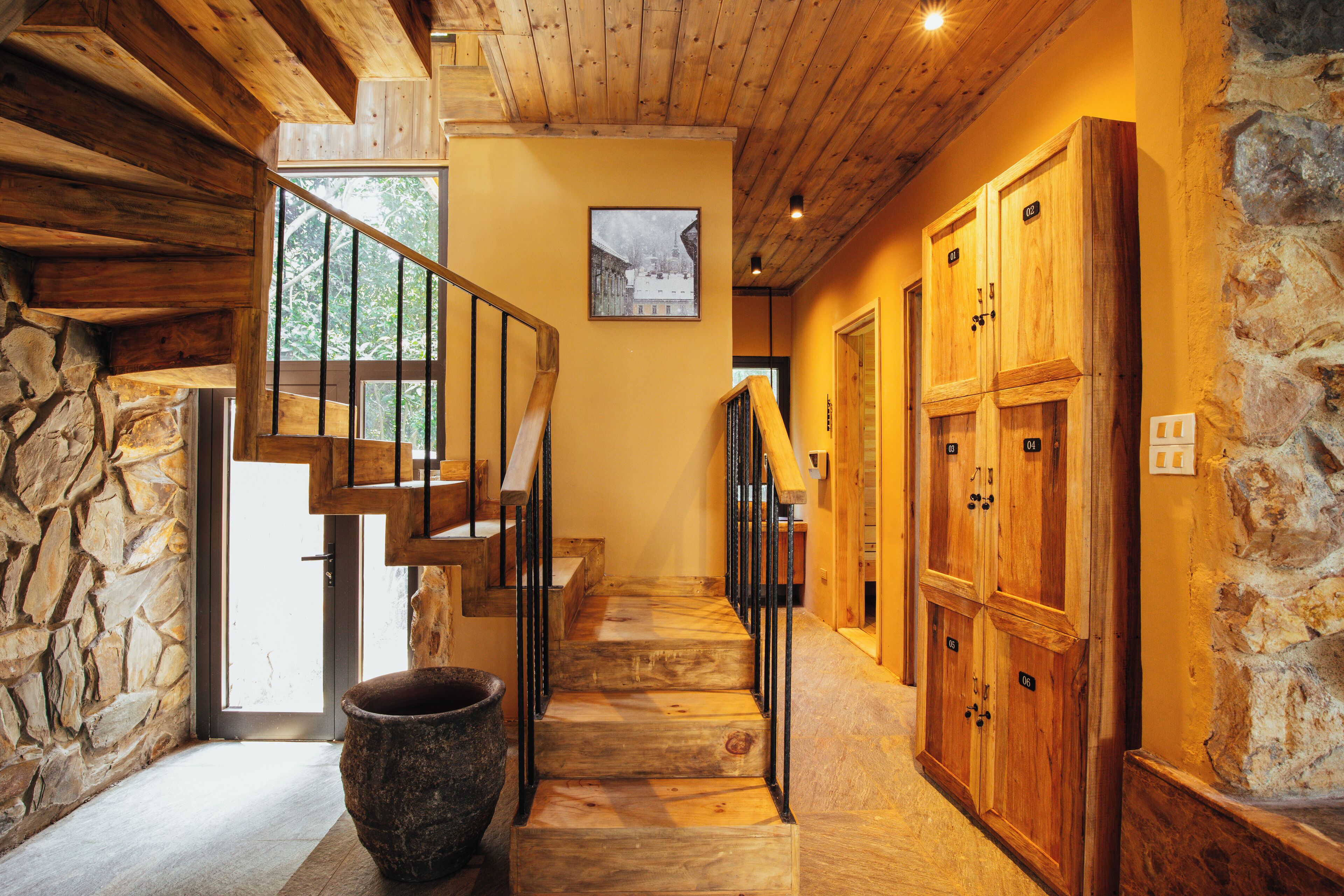 Sauna, hot tub, steam room, body treatments, aromatherapy