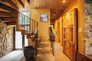 サウナ、ホットタブ、スチームサウナ、ボディ トリートメント、アロマテラピー、2 室のトリートメントルーム