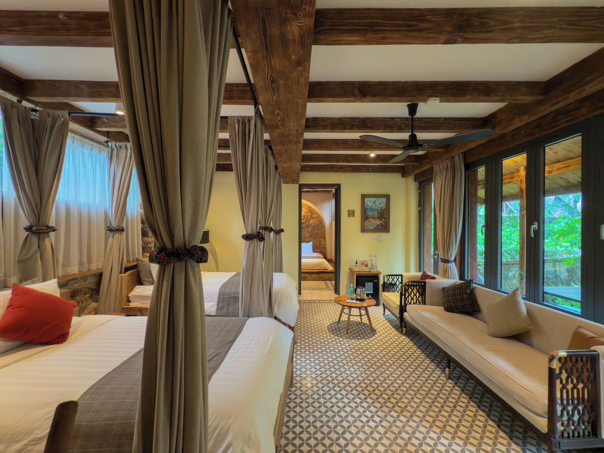 Phòng Suite dành cho gia đình, 2 phòng ngủ, sân hiên, quang cảnh hồ bơi | Két bảo mật tại phòng, màn/rèm cản sáng 