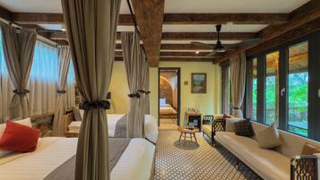Phòng Suite dành cho gia đình, 2 phòng ngủ, sân hiên, quang cảnh hồ bơi | Két bảo mật tại phòng, màn/rèm cản sáng