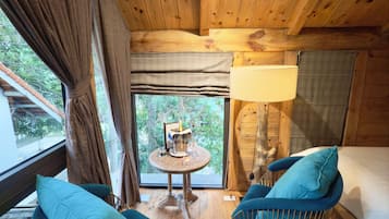 Deluxe Twin kamer, Meerdere bedden, uitzicht op tuin | Een kluis op de kamer, verduisterende gordijnen