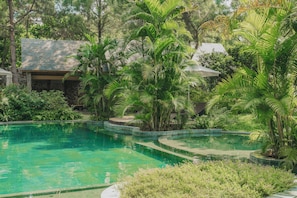 屋内プール、屋外プール、営業時間 8:00 ~ 20:00、プール パラソル、サンラウンジャー