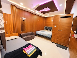 Habitación cuádruple Deluxe, aire acondicionado | Ropa de cama hipoalergénica, escritorio, insonorización y wifi gratis 