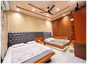 Deluxe Quadruple Room, Air conditioning | Hypo-allergenic bedding, desk, soundproofing, free WiFi