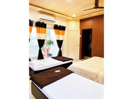 Habitación cuádruple Deluxe, Aire acondicionado | Ropa de cama hipoalergénica, escritorio, sistema de insonorización