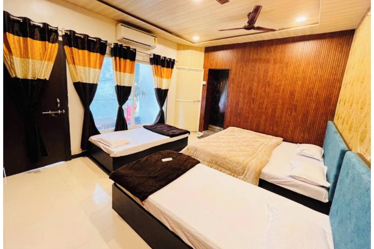 Habitació quàdruple Deluxe, aire condicionat | Roba de llit hipoal·lergògena, escriptori i habitacions insonoritzades
