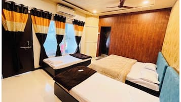 Habitación cuádruple Deluxe, aire acondicionado | Ropa de cama hipoalergénica, escritorio, insonorización y wifi gratis