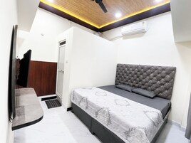 Hypo-allergenic bedding, desk, soundproofing, free WiFi