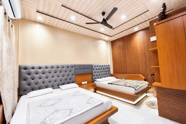 Deluxe Triple Room, Air conditioning | Hypo-allergenic bedding, desk, soundproofing, free WiFi