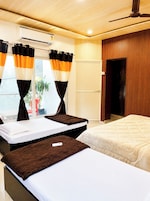 Deluxe Quadruple Room, Air conditioning | Hypo-allergenic bedding, desk, soundproofing, free WiFi