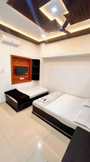 Deluxe-Dreibettzimmer, Klimaanlage | Allergikerbettwaren, Schreibtisch, schallisolierte Zimmer