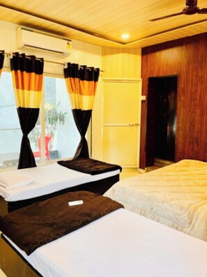 Deluxe vierpersoonskamer, airconditioning | Hypoallergeen beddengoed, een bureau, geluiddichte muren, gratis wifi