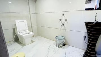 Ducha, cabezal de ducha tipo lluvia, pantuflas, toallas
